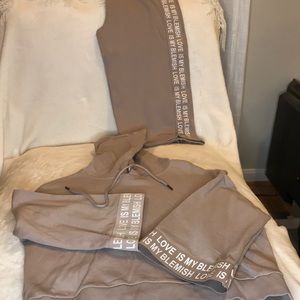 Mid-drift sweat shirt and calf length pants